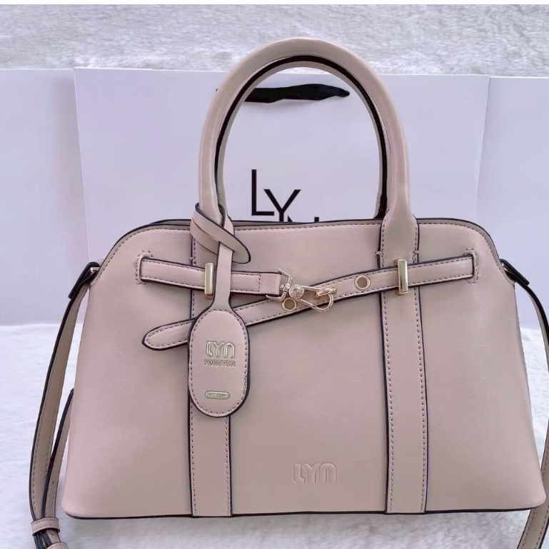 กระเป๋า LYN คอลเล็คชั่นใหม่ ขนาด 10 นิ้ว เเต่งอะไหล่ห้อยด้านหน้าเเต่งเข็มขัดคอลล่าสุด มี 4 สี