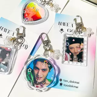 รับทำพวงกุญแจอะคริลิคใส่รูปเคลือบโฮโลแกรม มีให้เลือกหลายรูปทรง ของขวัญน่ารักๆ