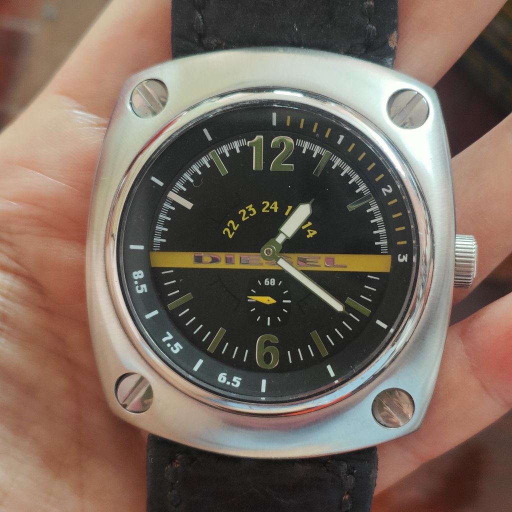นาฬิกาวินเทจมือสอง diesel 2เข็มครึ่ง พร้อมกล่อง เรือนใหญ่ๆ ขึ้นข้อหล่อมาก ระบบควอตซ์ สายหนังแท้สั่งต
