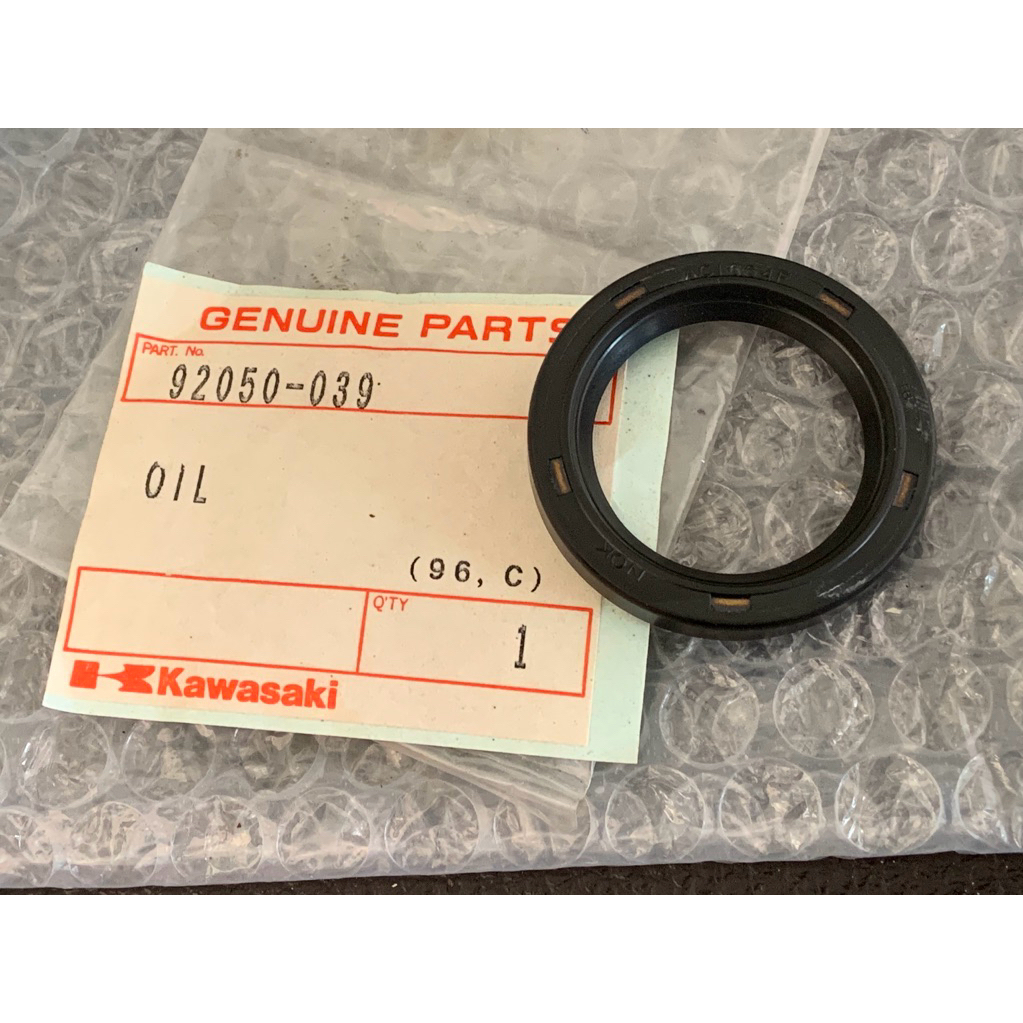 Kawasaki KR150 KE175 ซีลข้อเหวี่ยง แท้ใหม่ 92050-039