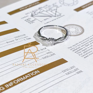 แหวนเงินแท้เม็ดชูฝังเพชร Moissanite 0.3 กะรัต ทรงกลม ก้านลายถักฝังบ่าข้าง ชุบทองคำขาว