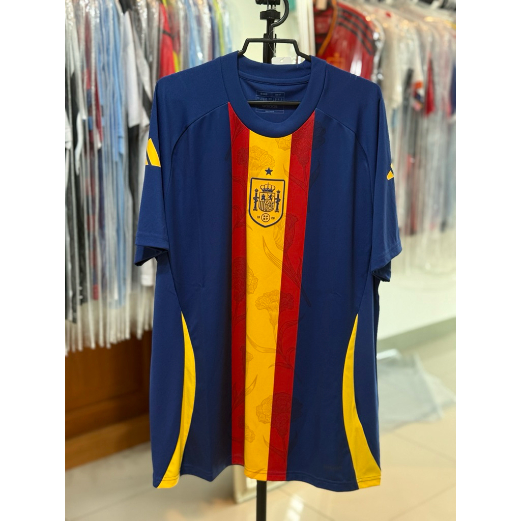 เสื้อบอลแท้ Spain pre-match 24/25 *สินค้าอาจจะอัพเดทล่าช้าก่อนสั่งสินค้าทักหาทางร้านก่อนนะคะ*
