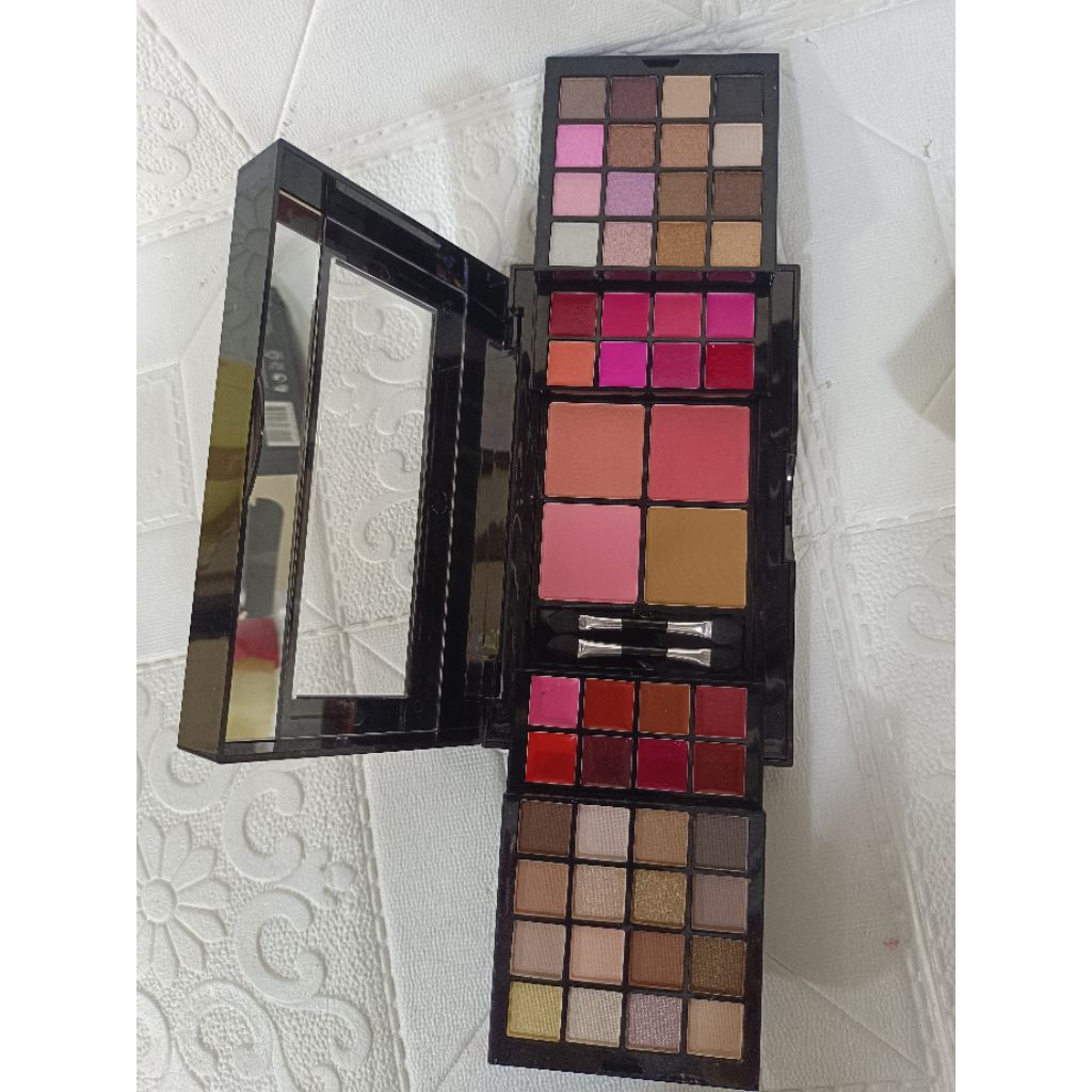 sivanna color make up เซต2ชั้นทาตา/บลัชออน สิวันนาใหญ่ เนื้อละเอียด บางเบาเกลี่ยง่ายสีสวย ติดทนนาน