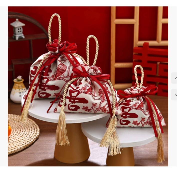 giftpackaging🍬ถุงผ้า ถุงหูรูด กระเป๋าประดับพู่ ถุงใส่ของสีแดง ประดับจี้ดอกไม้มงคล จัดส่งจากไทย