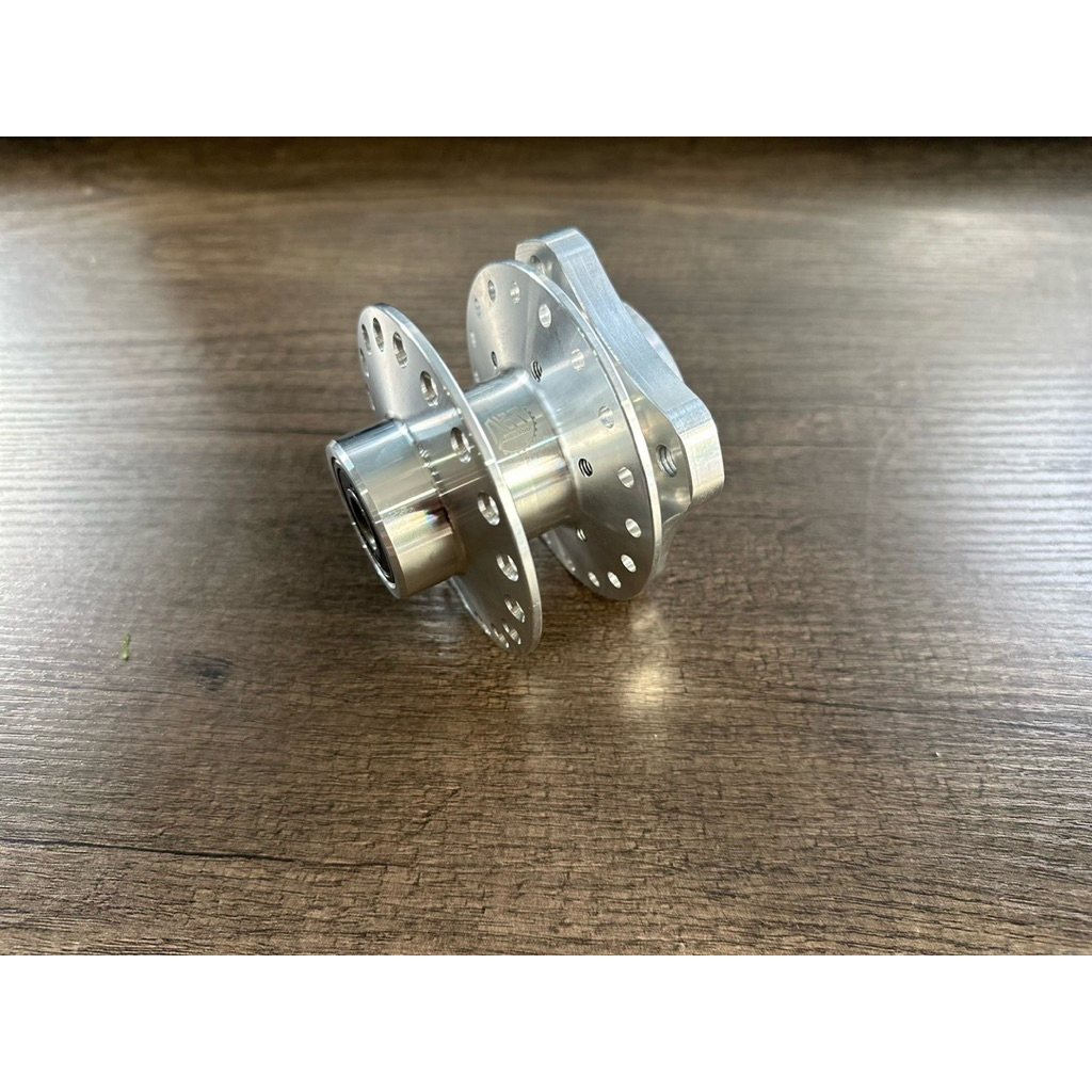 ดุมหน้าย่อ สนาม 4รู พร้องสเปเซอร์ [DKT]