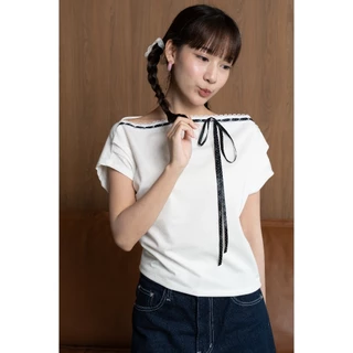 Panchitar Ribbon Dot Lace – เสื้อปาดไหล่สุดน่ารัก ดีเทลผสานริบบิ้นลายจุดสีดำและลูกไม้เข้าด้วยกัน