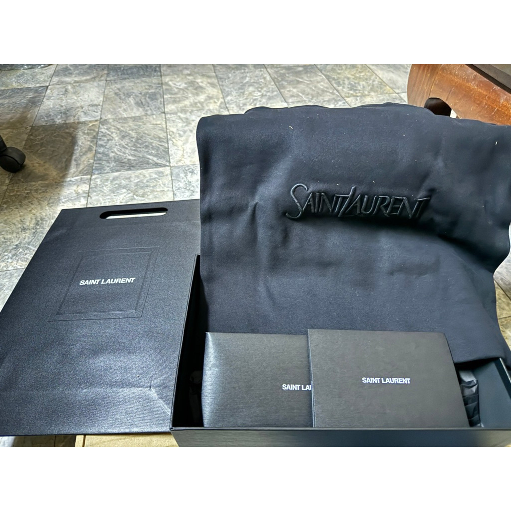 ส่งต่อ Yves Saint Laurent พร้อมกล่อง