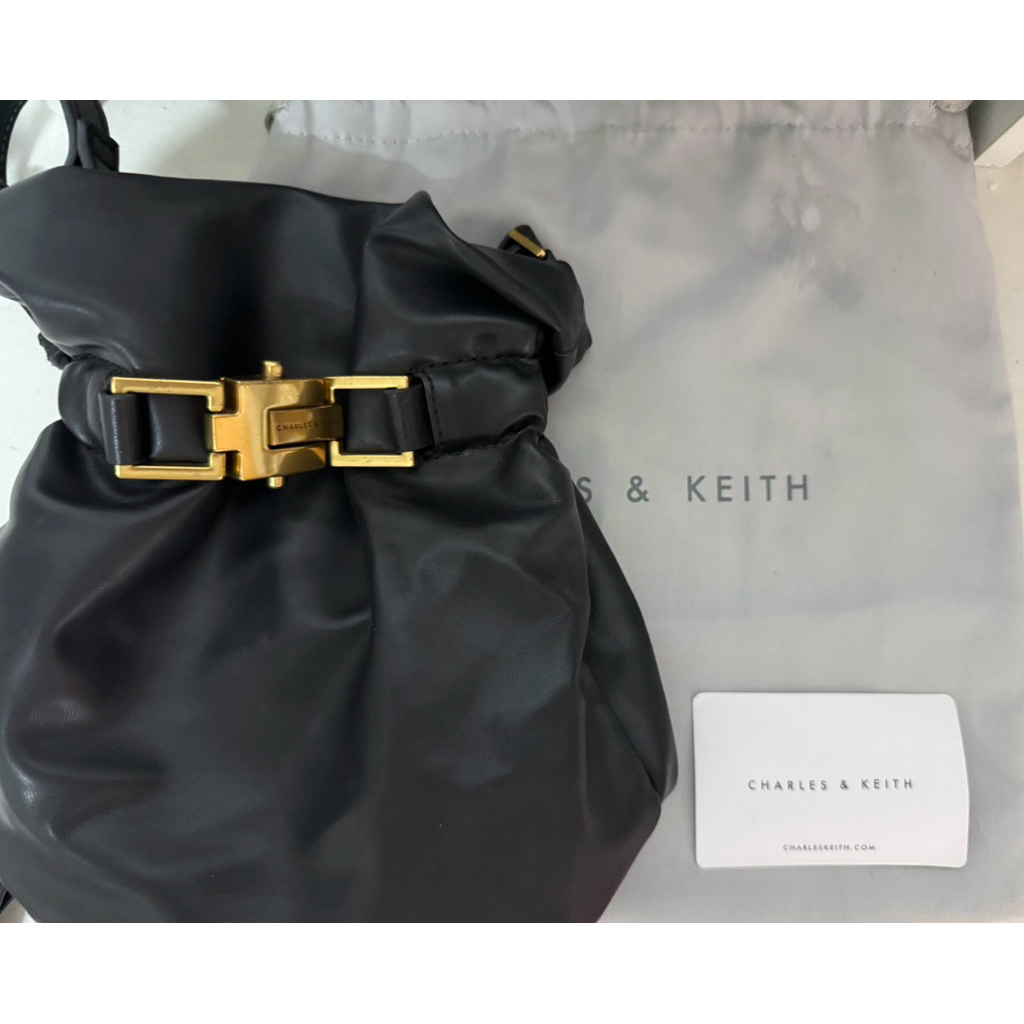 กระเป๋า CHARLES & KEITH