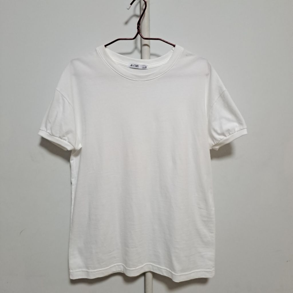 เสื้อยืดคอกลมแขนสั้น สีขาว AMTAR size M (มือสอง) สภาพดี