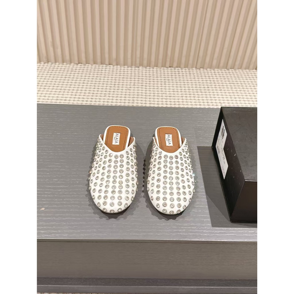 ALAIA หนังรอบหัวปกรองเท้าผู้หญิงสีขาว