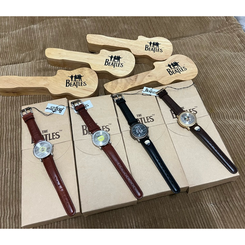 ขายนาฬิกาชุด beatles COLLECTIBLE VINTAGE THE BEATLES RUBBER SOUL APPLE CORP WOODEN GUITAR DISPLAY CA