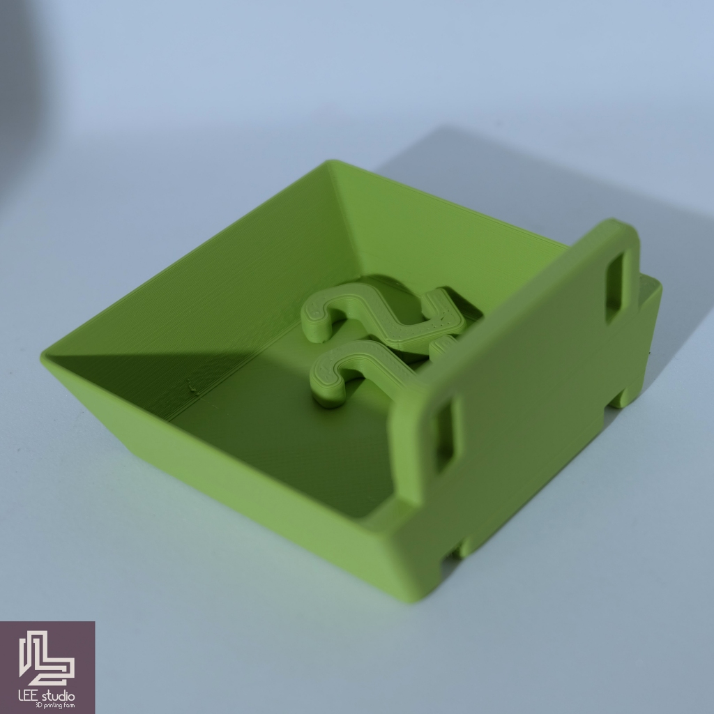 ถาดใส่ของ Skadis-Shallow Tray สำหรับ Pegboard IKEA โดย LEE Studio