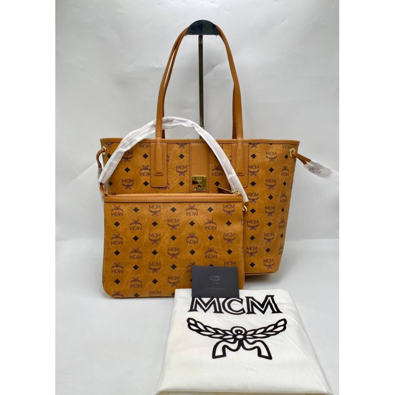 มีใบลูก และไม่มีใบลูก MCM Reversible Liz Shopper in Visetos