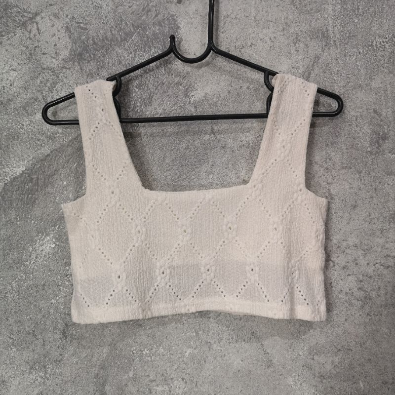 ผ้ามือสอง เสื้อครอปสีครีม ป้ายG-ROSE