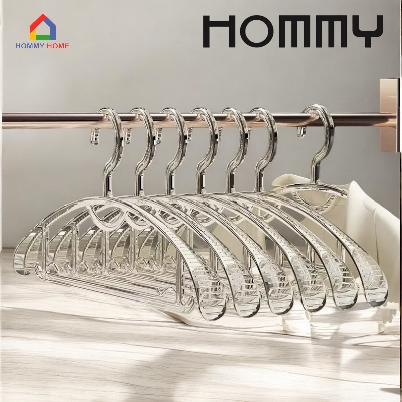 HOMMY(1แพ็คมี5ชิ้น) ไม้แขวนเสื้อพลาสติกใส ช่วงไหล่หนากว้าง แขวนแล้วผ้าไม่ย่น มีล่องแขวนผ้า Q#026
