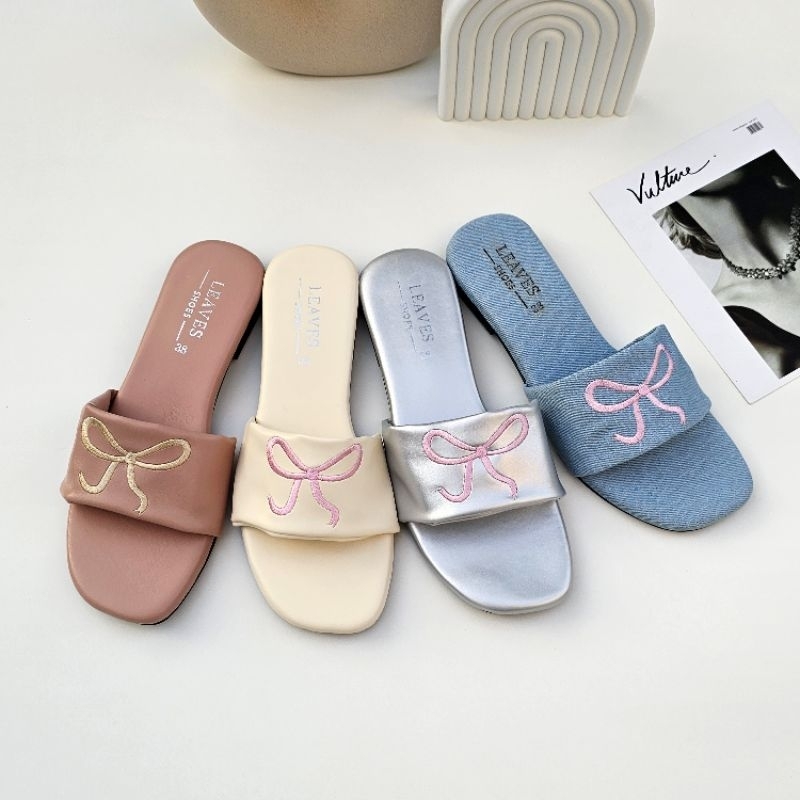 [Leaves Shoes] รองเท้าแตะผู้หญิง รุ่น ninnin รองเท้าแตะแบบสวม ตกแต่งลายปักโบว์ พื้นนุ่ม ใส่สบาย สไตล์เกาหลี แฟชั่นน่ารัก