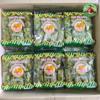 ข้าวซอยตัด ตราปลาทอง ส่งตรงจากโรงงาน ขนมของฝากจากเชียงใหม่ 1 แพ็ค ( 8 ซอง)