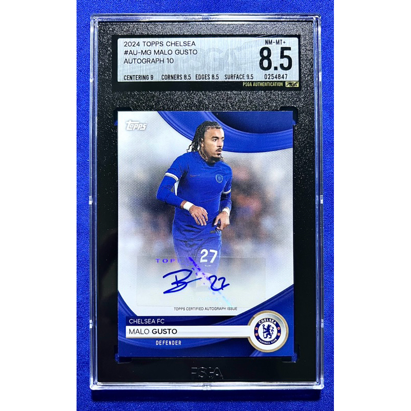 การ์ดเกรดลายเซ็นนักเตะ Malo Gusto Topps Chelsea Team Set 2024 เกรด PSGA ได้คะแนน 8.5