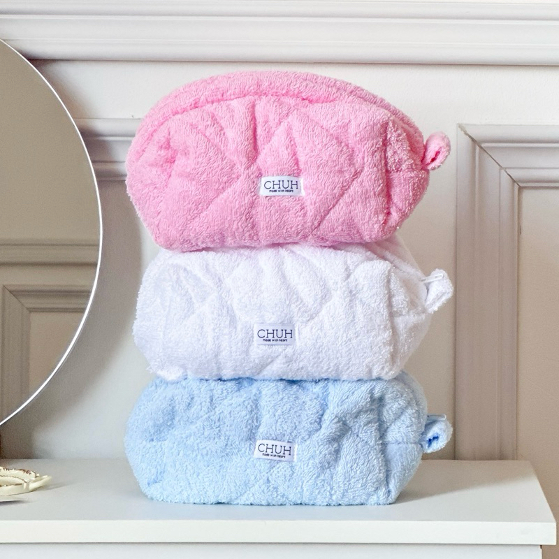 (กดสั่งผ่านvideoรับส่วนลดสูงสุด 30%) CHUH TERRY POUCH BAG ขนาด 11*17*9 ซม. กระเป๋าเครื่องสำอางค์