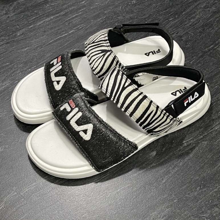 รองเท้าแตะ รัดส้น เรียบง่ายใส่สบาย ลุคไหนก็เท่ห์