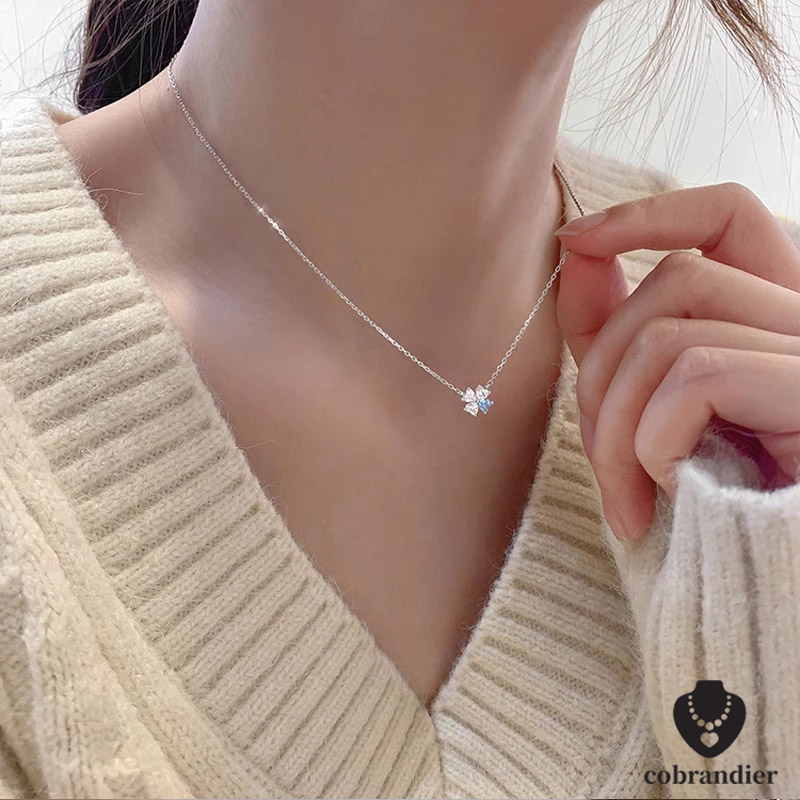 CODส่งเร็ว⚡สร้อยคอโซ่เงิน925จี้ใบโคลเวอร์สี่แฉกฝังพลอยเทียมสไตล์เกาหลีหรูหราเรียบง่ายเข้ากับทุกการแต่งกายสไตล์เรโทร
