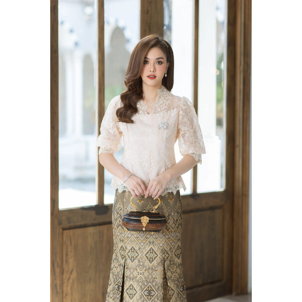 CHANIDA เสื้อลูกไม้พรีเมี่ยม ทรงคอวี แขนบอลลูน งานสวยตรงปก (รหัส 8349-1)