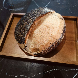 Sourdough ขนมปังเปลือกแข็งจากยีสต์ธรรมชาติ ขนาด 600-650 กรัม (พรีออเดอร์)