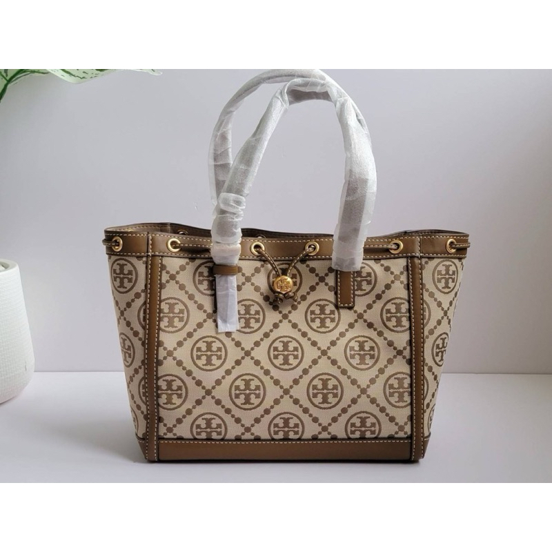 พร้อมส่ง ‼️ TORY BURCH 81803 T MONOGRAM JACQUARD SMALL TOTE BAG NAVY ขนาด 11.5"(L) x 9.2"(H) x 5.6"(