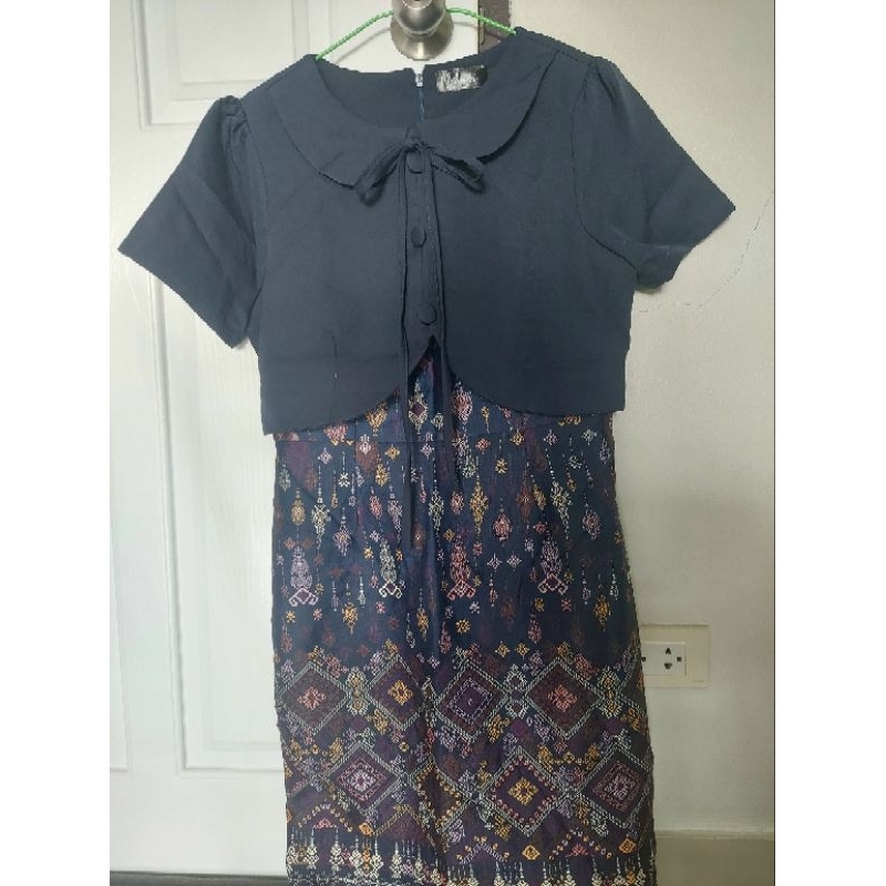 เดรสลายไทยสีกรม ผูกโบว์ (ร้าน Phawi closet)