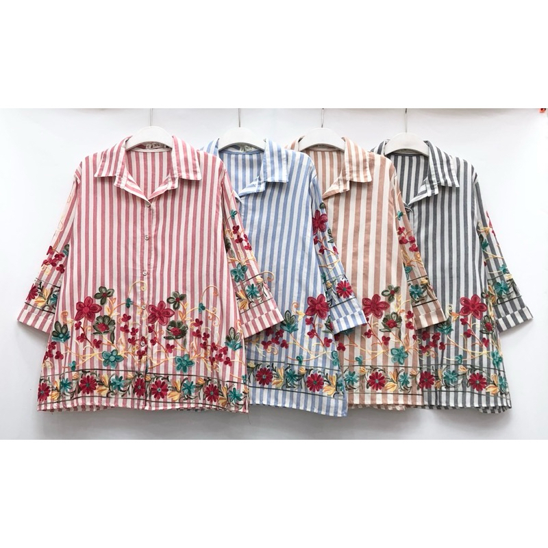 เสื้อคอปกแขนสามส่วน ผ้าคอตตอนลายทางลง ปักลายดอกไม้ กระดุมผ่าหน้า อกหน้าผ้า50นิ้ว
