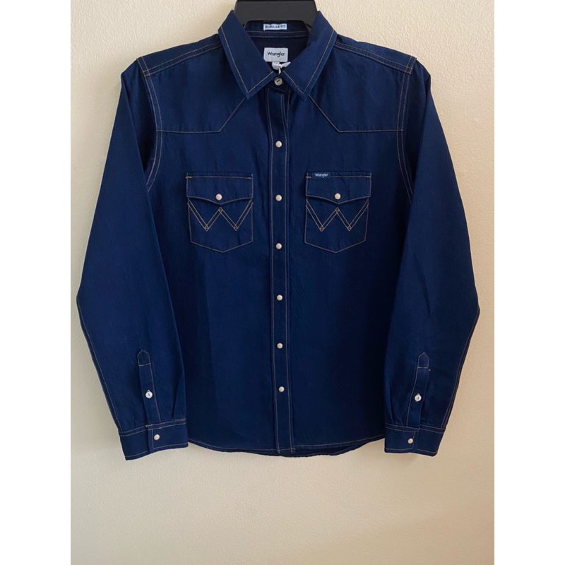 wrangler เสื้อเชิ้ตยีนส์ผู้หญิง มี 2 สีเข้ม อ่อน cotton100% ผ้านิ่มใส่สบาย ทรงregular ของแท้ ราคาป้าย 1990 บาท