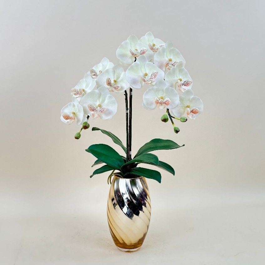 แจกันดอกไม้ปลอม กล้วยไม้จัดในแจกันแก้วสีทอง