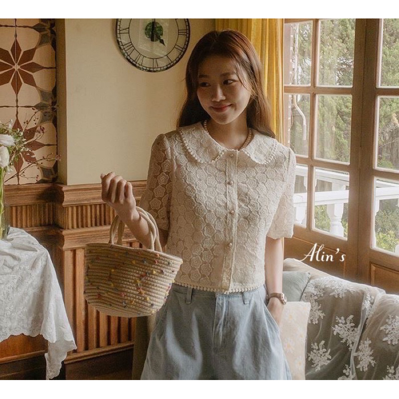 เสื้อลูกไม้ปักลายดอกไม้ คอปกกระดุมมุกขอบทองสวย ซับในตัว งานสวยน่ารักมากค่าา