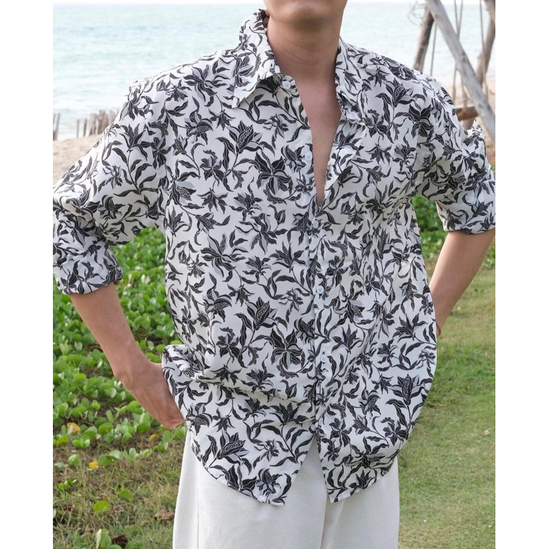 (SEWLA MEM) เสื้อเชิ๊ตแขนยาวลายดอกดำ พื้นขาว