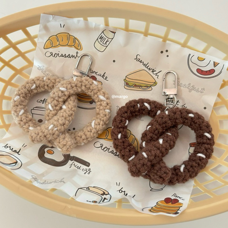 Pretzel keychain พวงกุญแจเพรทเซลไหมพรม