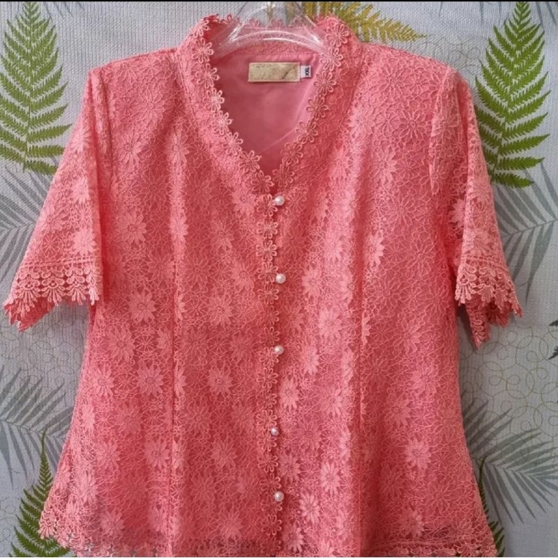 เสื้อลูกไม้งานไทย กระดุมหน้า คอจีน โทนสีเข้ม