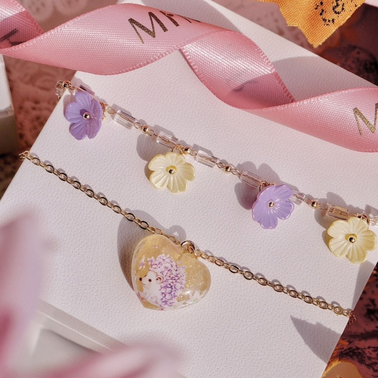 M101 สร้อยคอเลเยอร์เม่นน้อยมีมี่ในสวนดอกไม้หลากสี 14K 44 - 49 cm พร้อมกล่องชมพู