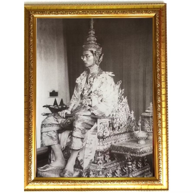 กรอบรูปมงคล ร.9 ครองราช  ขนาด18*23นิ้ว งานขึ้นบ้านใหม่. งานเกษียณ หน้าที่การงาน มั่ง มี ศรี สุข
