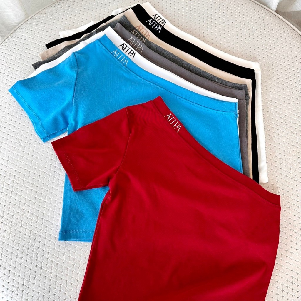 Atipashop - CAMISA CORTO CROP เสื้อปาดไหล่ แขนเดียว ปักโลโกก้ มีหลายสี