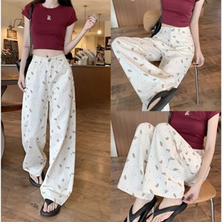 Swan shop  กางเกงยีนส์เอวสูงทรงกระบอก 🧸สีครีมพิมพ์ลายหมี🧸 ทร…