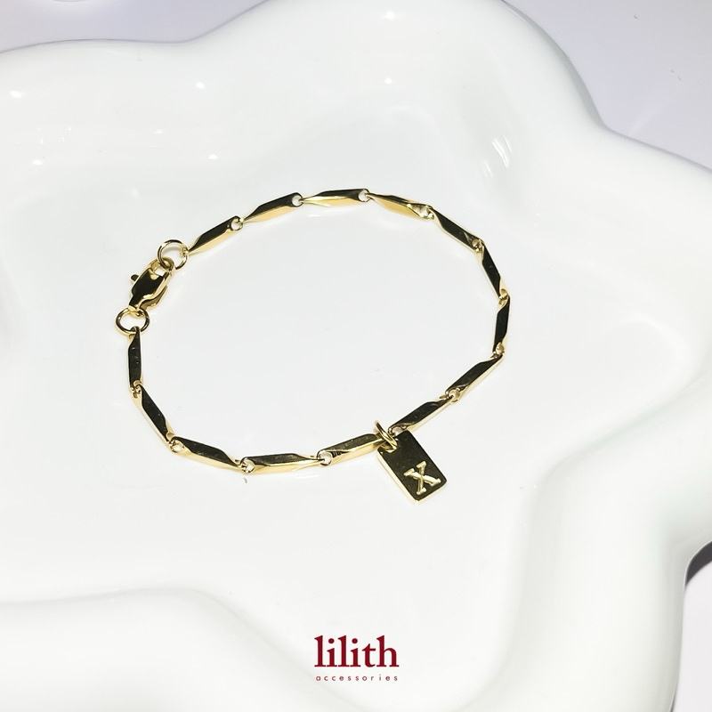Lilith - Square letter charm bracelet (gold)