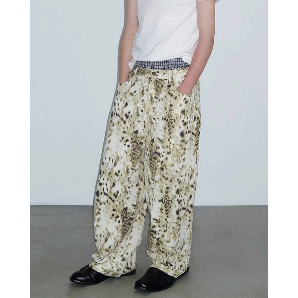 Leela - กางเกงยีนส์ Baggy ดีเทลลายเสื้อ - Leopard Baggy Jeans
