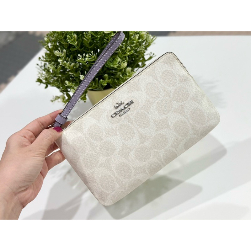 Coach 6648 กระเป๋าคล้องมือ ไซส์ Lซิปเดียว ลายcขาวสายม่วง