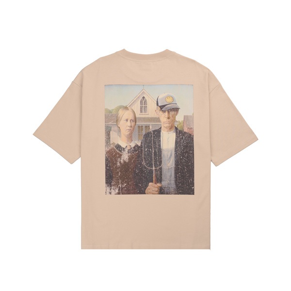 SMILEY® AMERICAN GOTHIC OS T-SHIRT (BROWN)