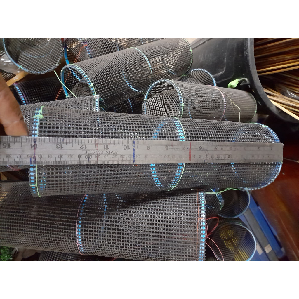 ลอบดักกบเข้าได้ทั้ง 2 ทางสูง 40 cm หน้ากว้าง11 cm เข้าแล้วออกไม่ได้ ขอบท่อ PVC