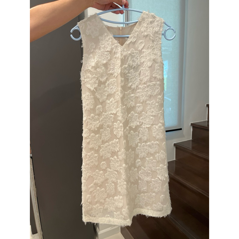 vitavadee dress เดรสแขนกุดคอวี สีขาวครีมลายขน mona dress size S ของใหม่ พร้อมส่ง