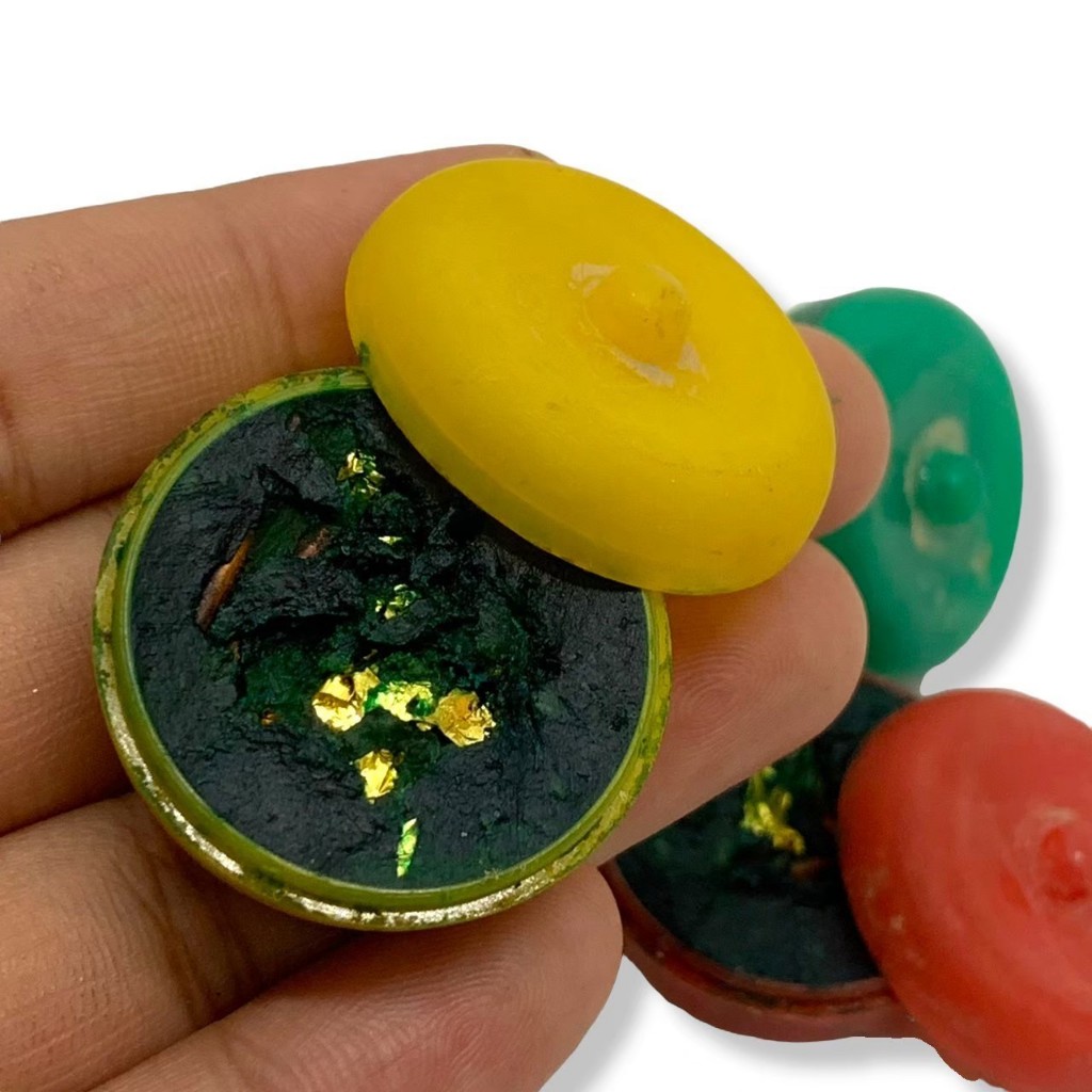 สีผึ้งเขียว หลวงพ่อทาบ วัดกระบกขึ้นผึ้ง ตลับคละสี เป็นสีผึ้งมหาเสน่ห์โบราณบรรจุมวลสารสุดยอดตำรับสีผึ้ง - รูปที่ 2