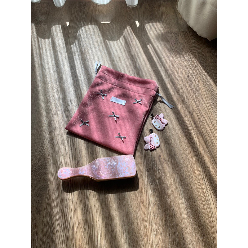 Rose glitter bag กระเป๋าถุงหูรูดสีชมพูกลิตเตอร์