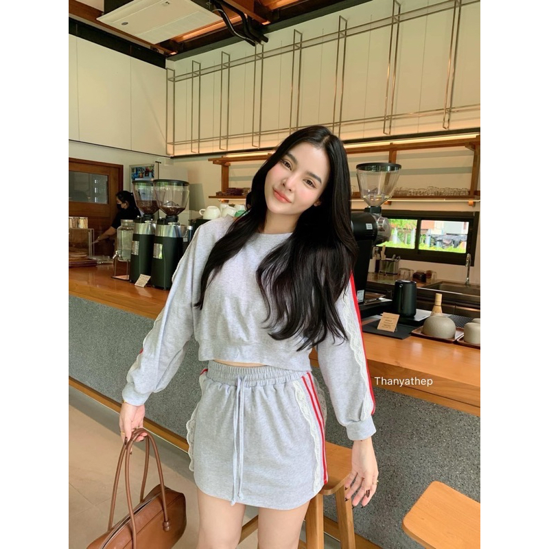 แขนยาว มาพร้อมกระโปรงสั้นไหมพรมน่ารักเข้าชุด