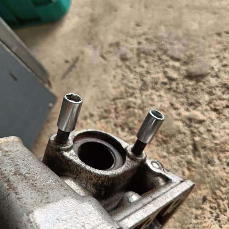 น็อตคอท่อ สำหรับรถที่มีคอท่อขนาดใหญ่ หลีกเลี่ยงคอท่อ เป็นเหล็ก ไม่ใช่สแตนเลส  ขายเป็นคู่